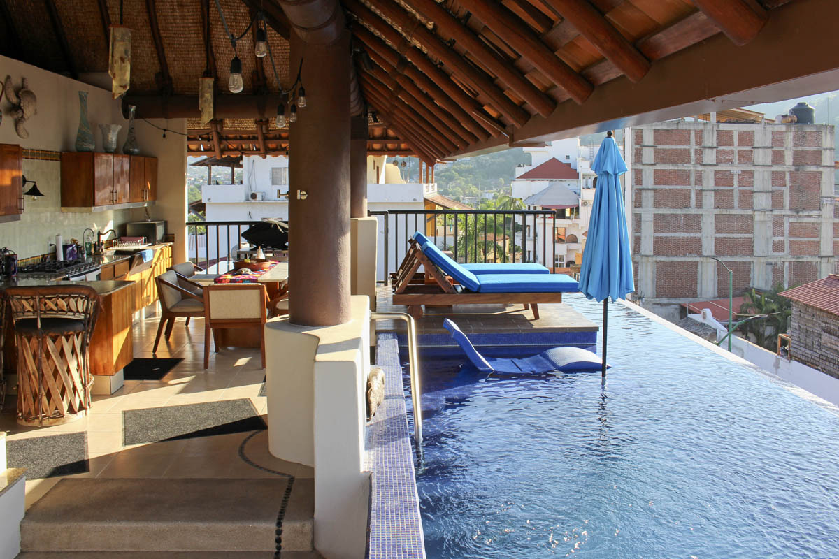 Cocina, comedor y alberca de la planta alta