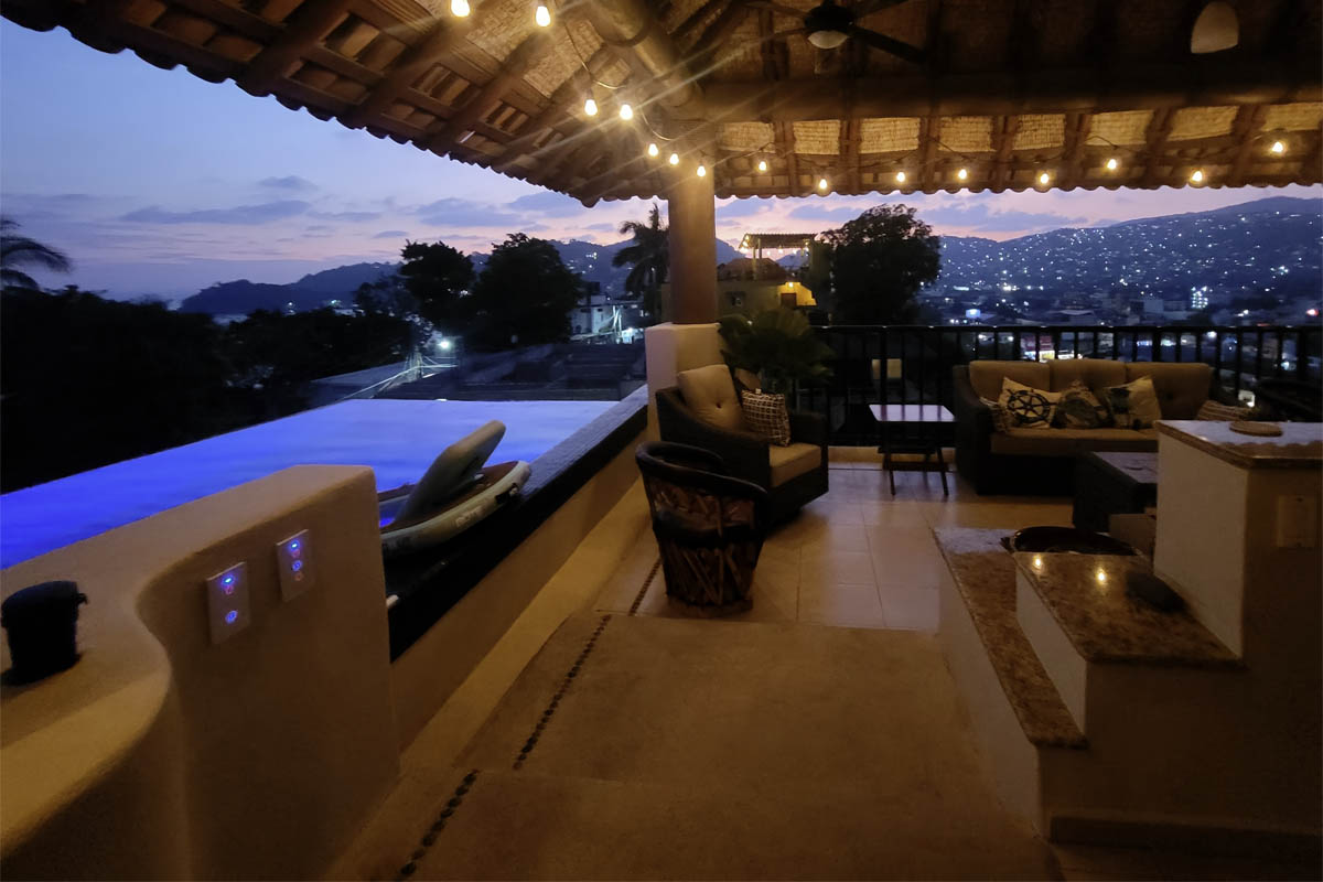 Sala y piscina de la planta alta